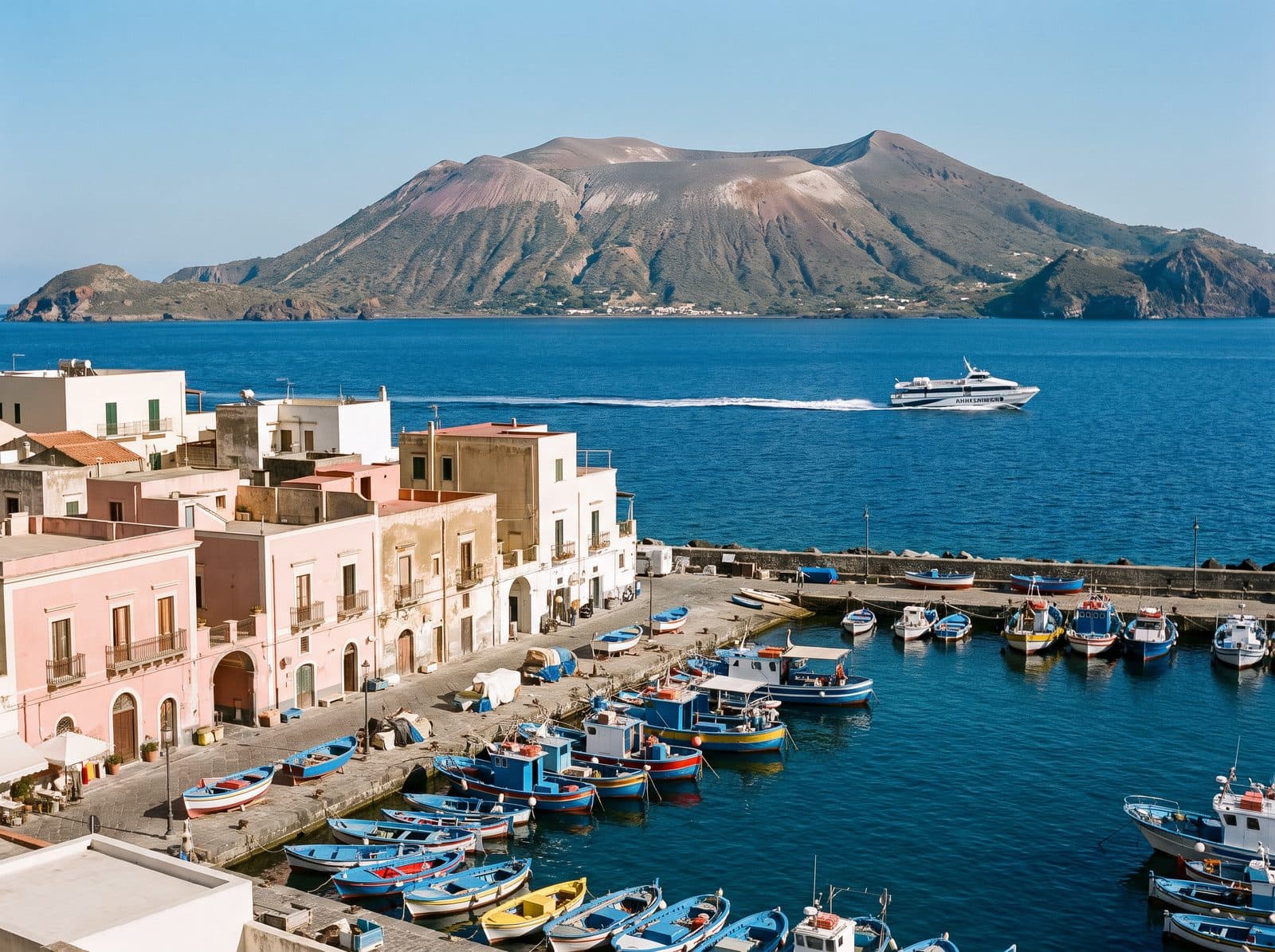 Il porticciolo di Lipari con Vulcano sullo sfondo, Isole Eolie